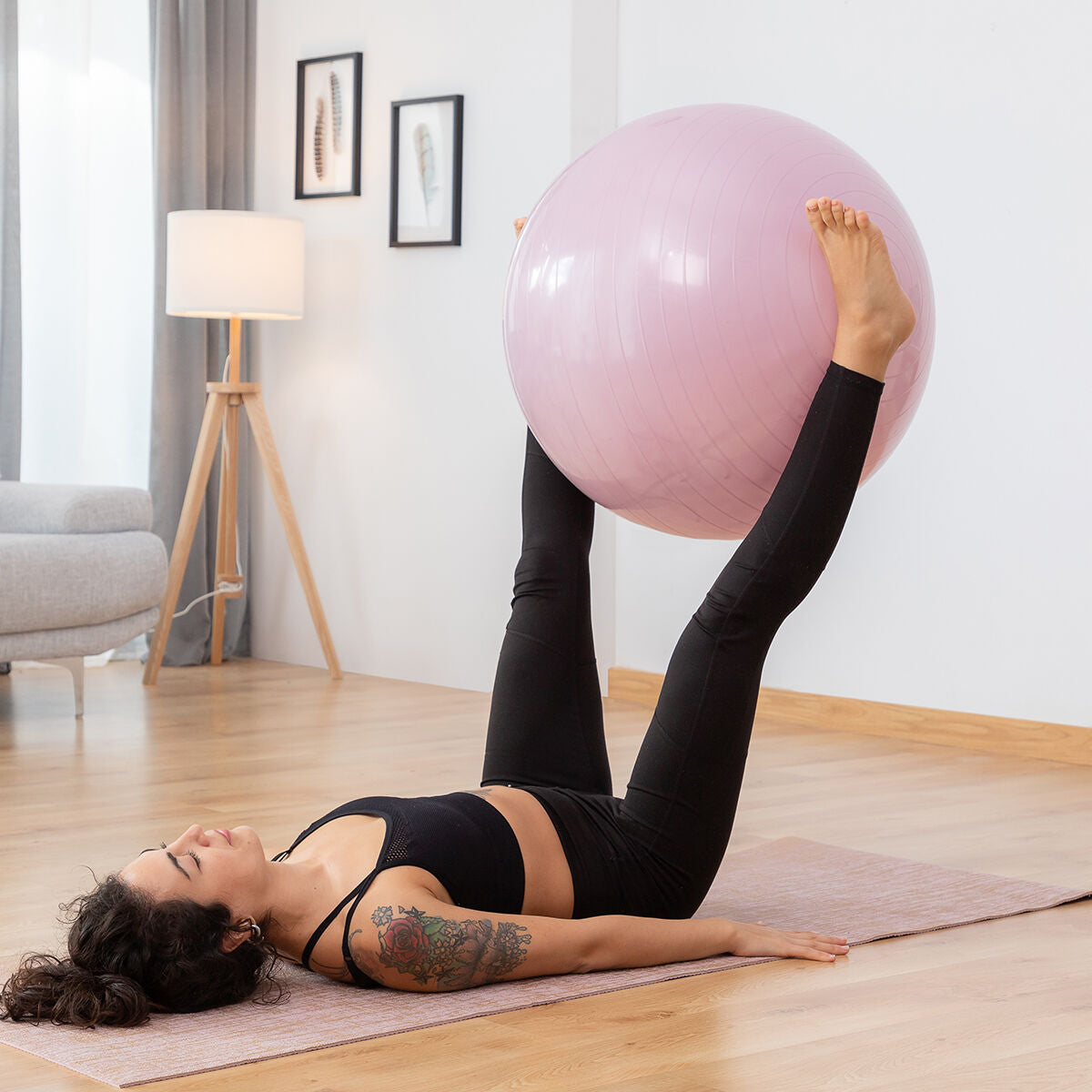 Pelota de yoga con anillo de estabilidad y bandas de resistencia