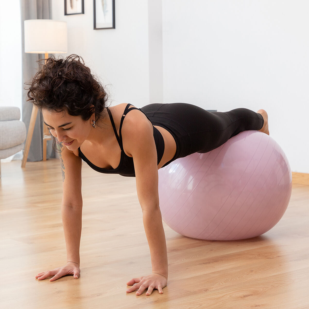 Pelota de yoga con anillo de estabilidad y bandas de resistencia